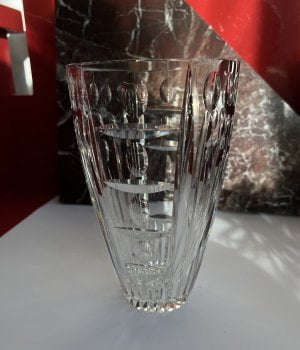 Crystal vase with patterns