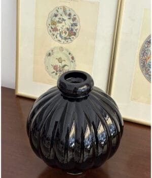 Black rounded glass vase