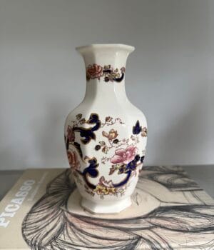 White Porcelain Vase With Flowers -4